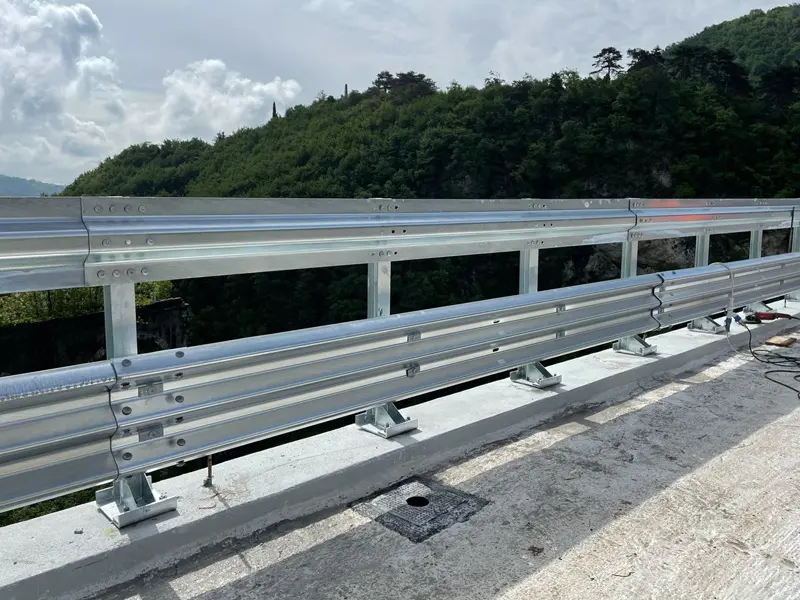Thrie beam guardrail